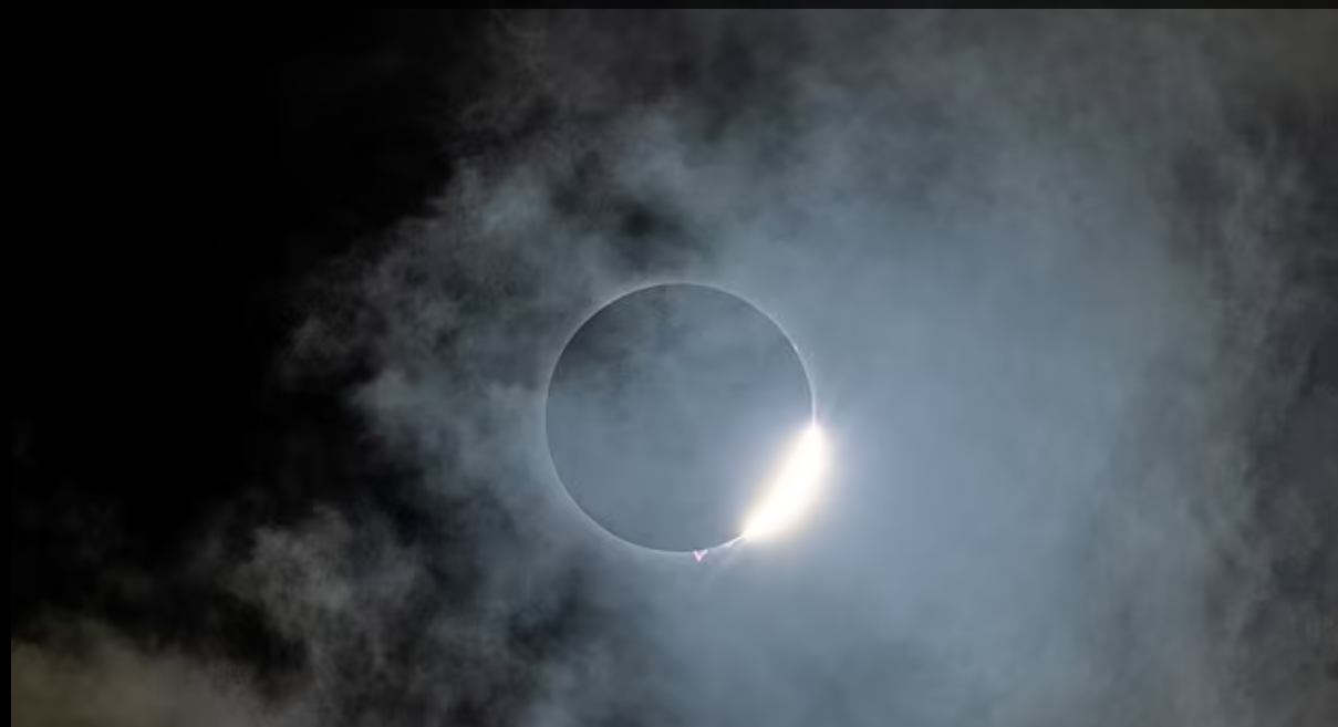 NASA зафіксувало рожеві спалахи на Сонці під час затемнення: фото